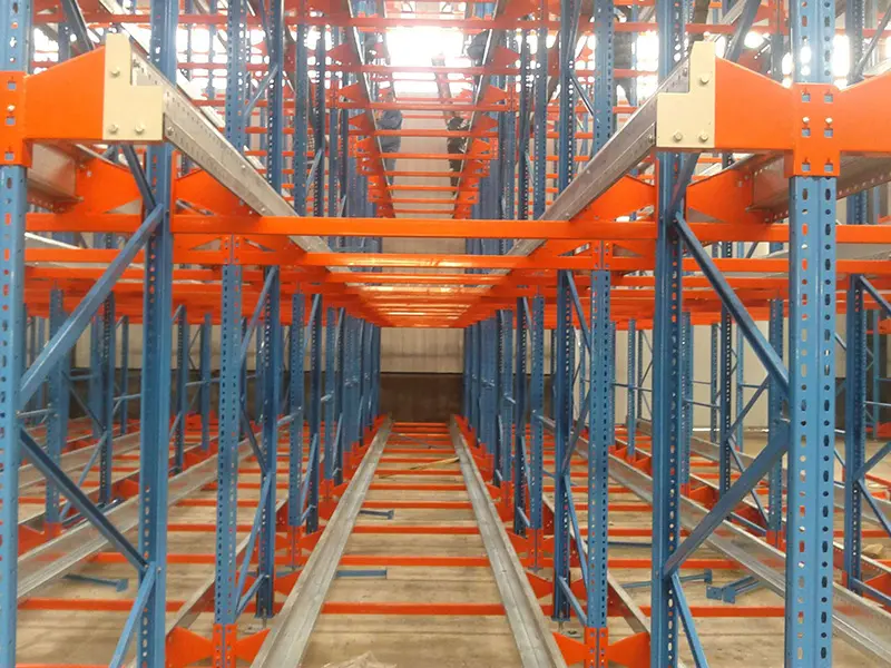 Scaffalature per navette radiofoniche con telecomando senza fili ad alta densità